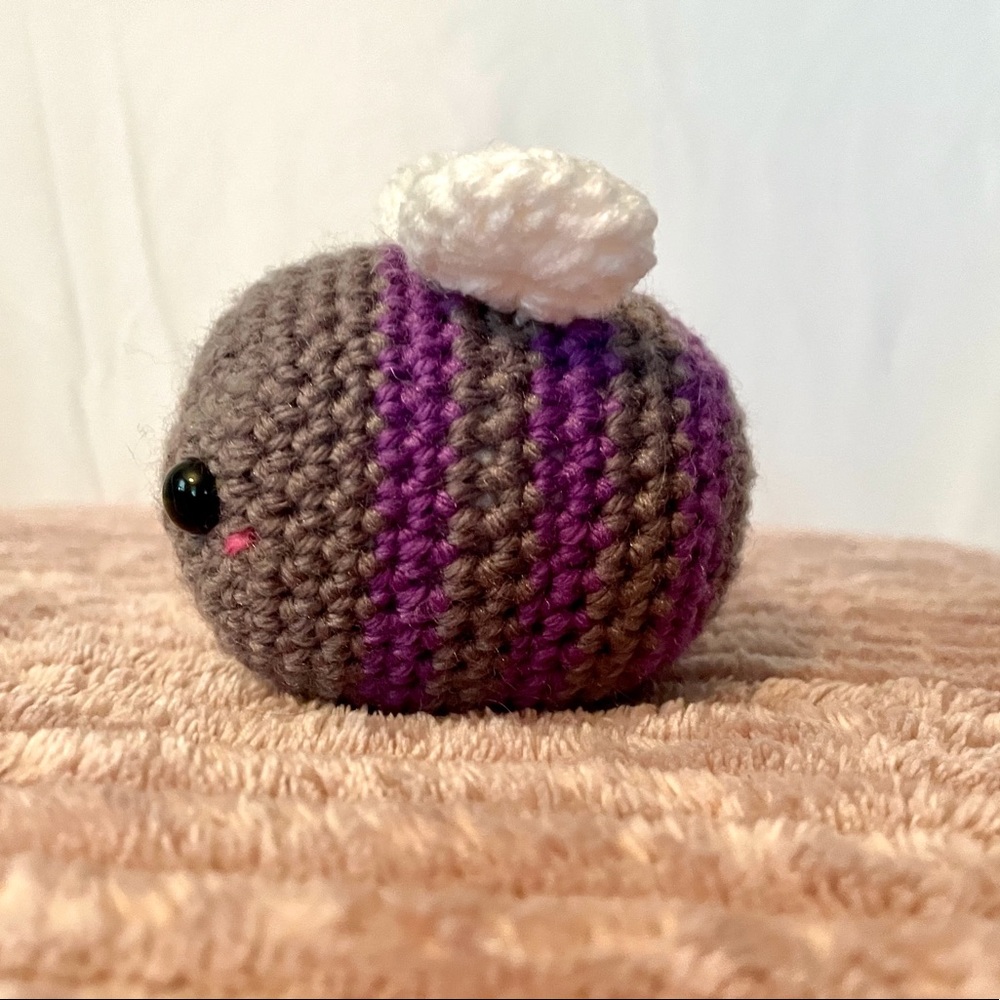 Goth crochet bee